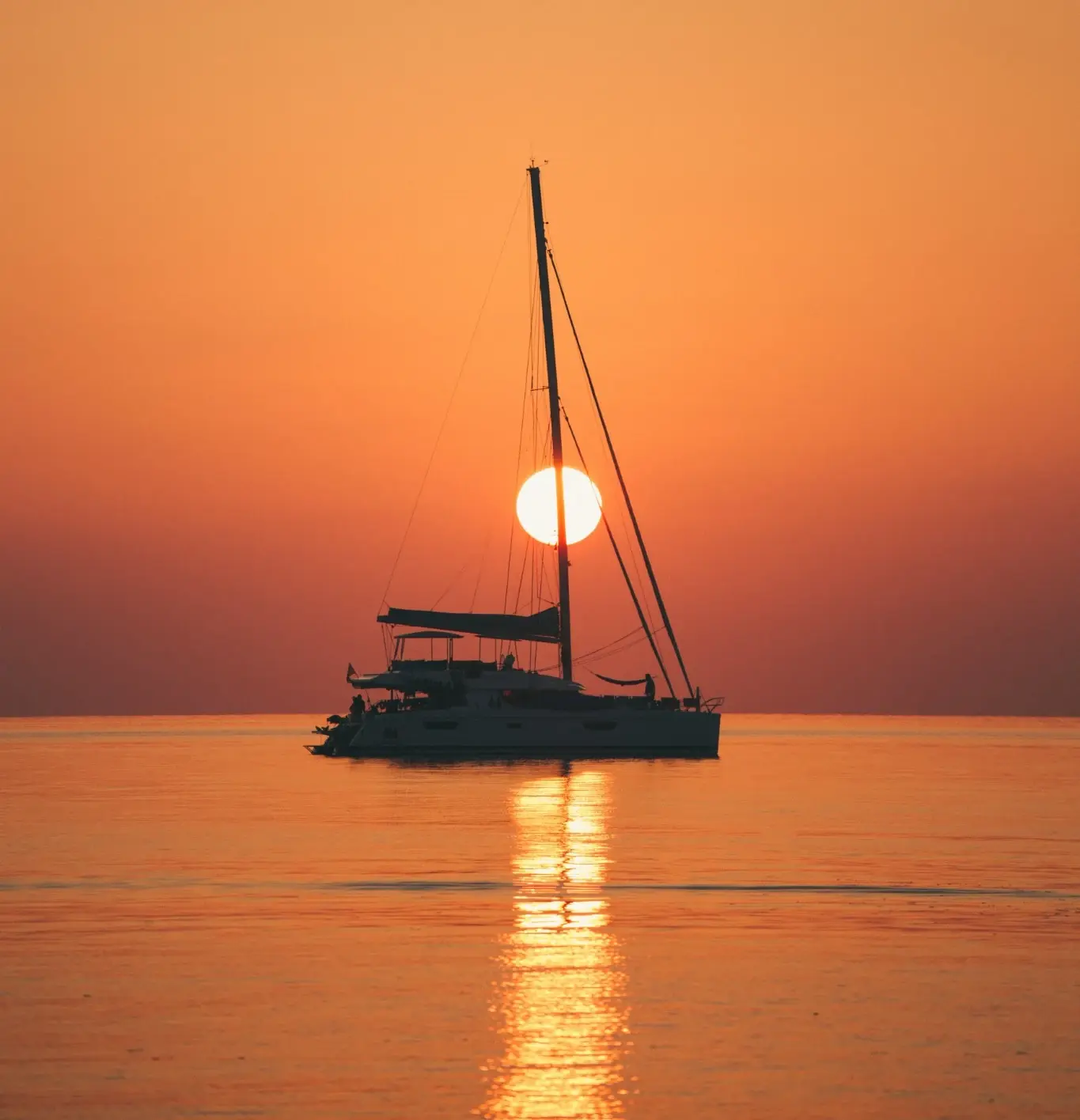 Catamarán al atardecer
